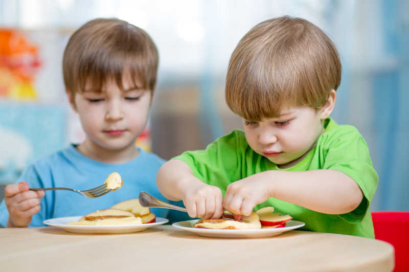 两个小男孩在家吃健康的食物