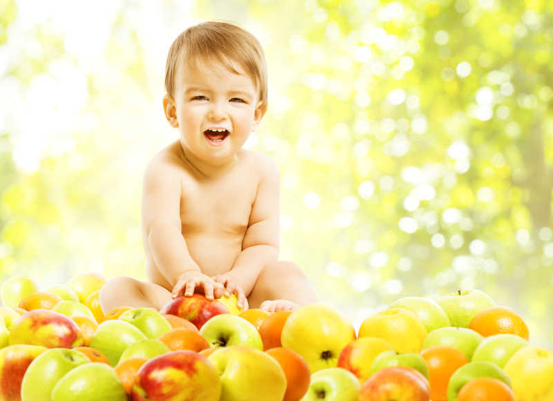 一个婴儿在吃水果