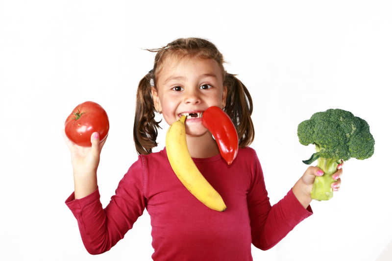 拿着健康食品蔬菜的儿童