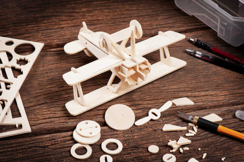 木制板上的概念飞机模型