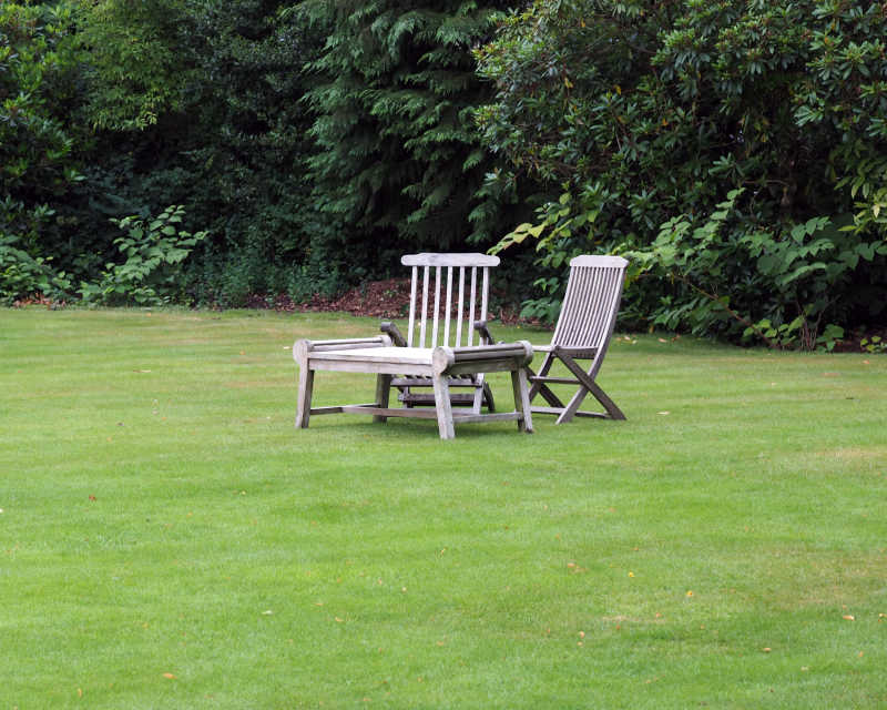 草地上的桌子和双人椅子