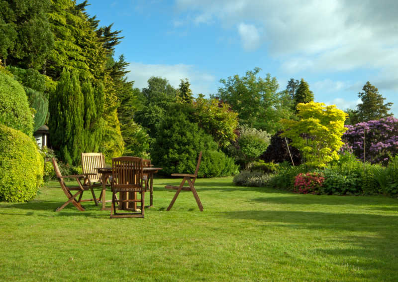绿色庭院景观下的中式桌椅