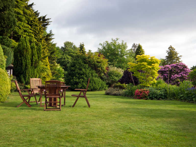 花园里草地上的餐桌椅