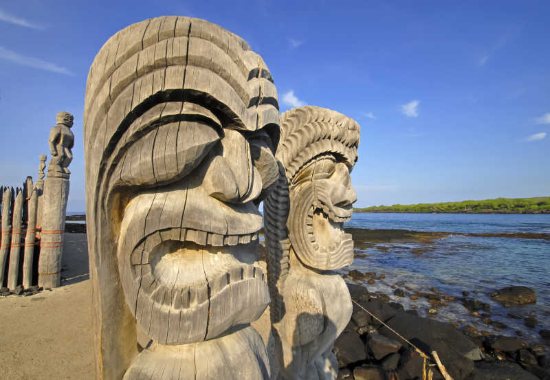海滩边上的木雕刻