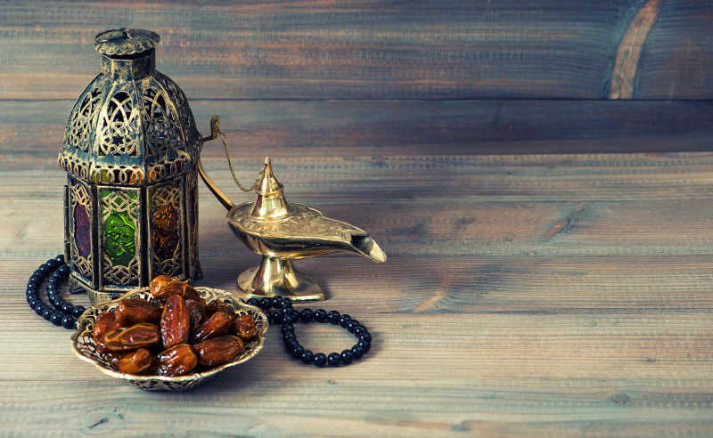 阿拉伯灯笼念珠和一碟蜜枣