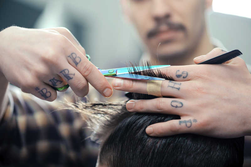 理发师正在为顾客剪头发