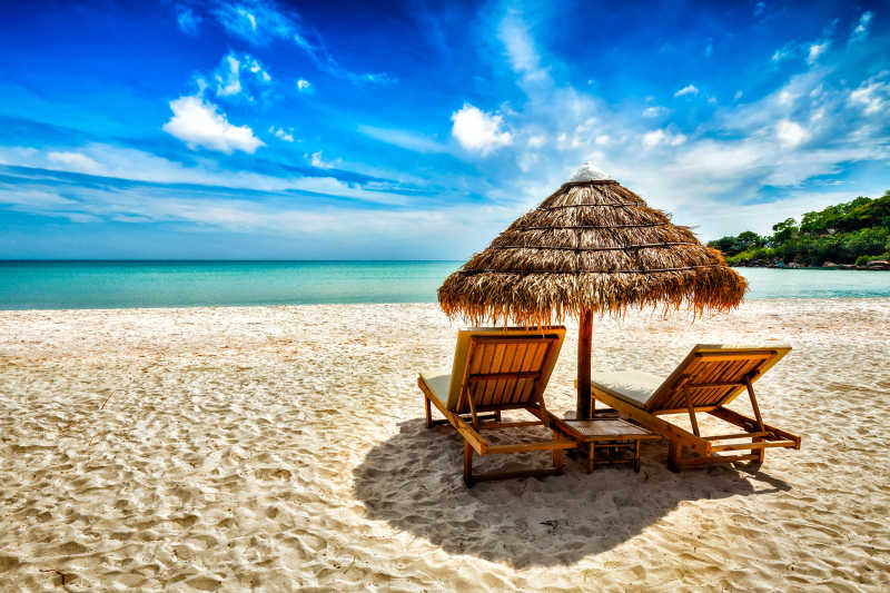 假日海滩上的两张沙滩躺椅