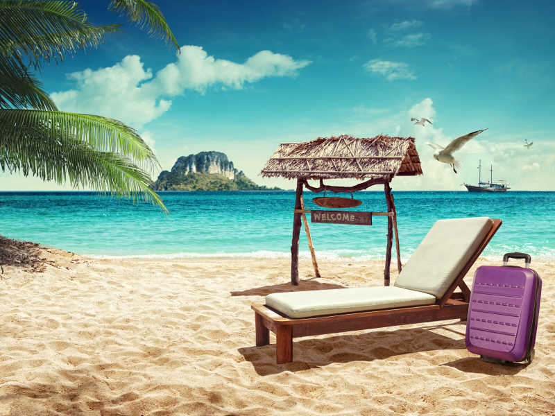 沙滩上的沙滩椅和旅行箱