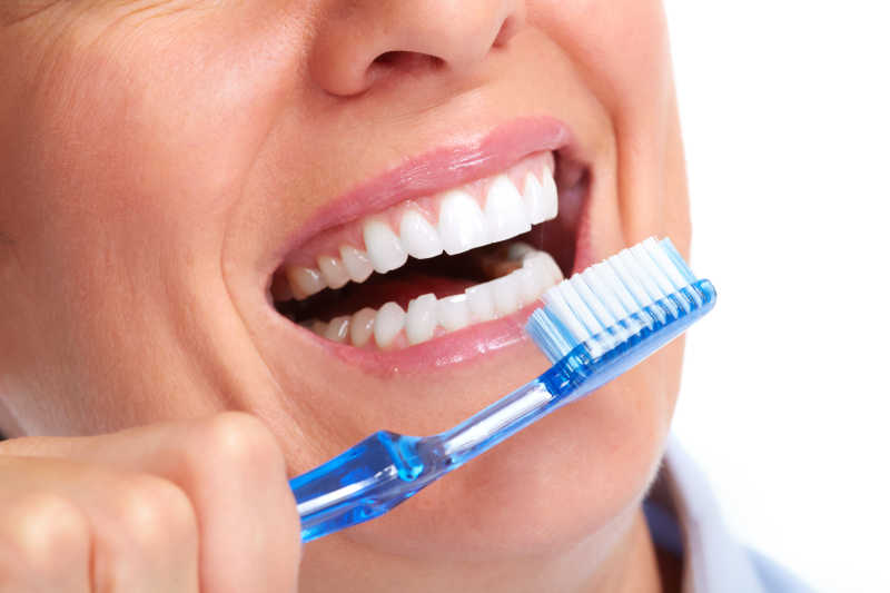 牙刷与健康的洁白的牙齿