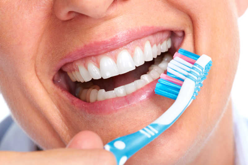 女人拿着牙刷展示刷牙的效果