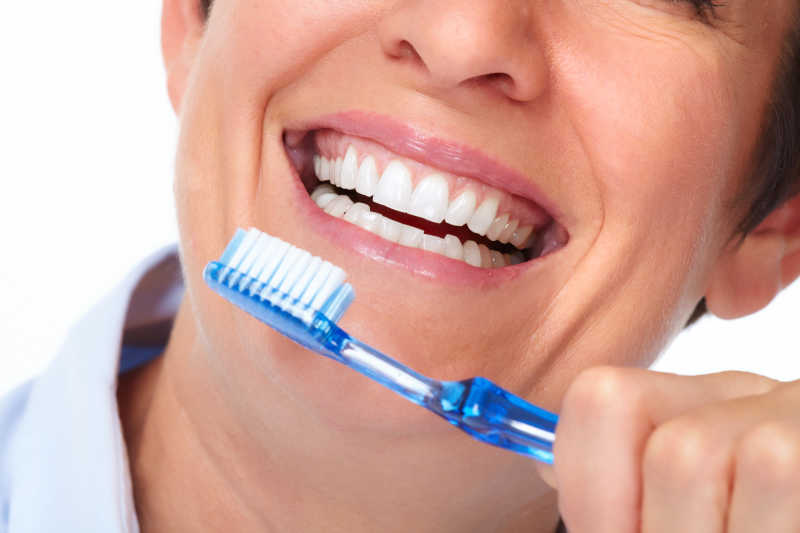 牙刷与微笑露出的健康的牙齿