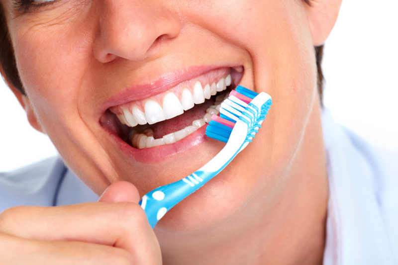 使用牙刷带来的美丽健康的微笑 