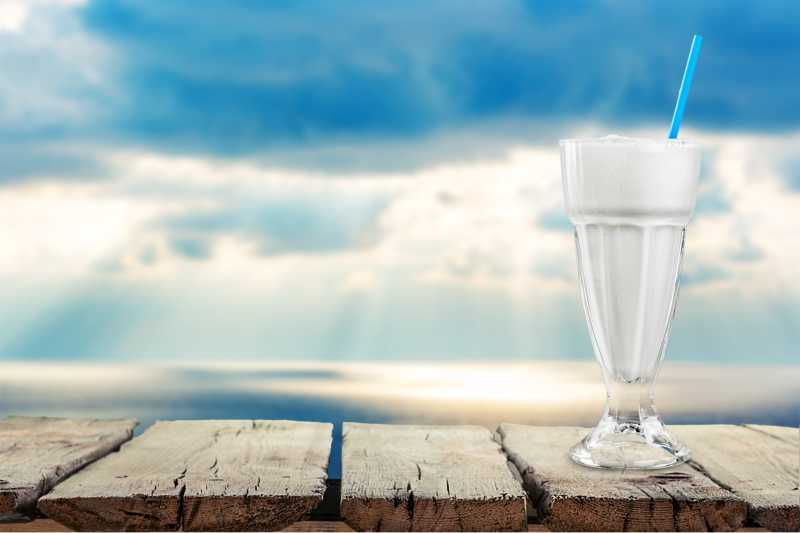 一杯白色的奶昔特写