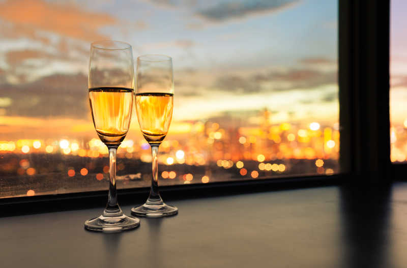 城市夜景下的两杯香槟酒