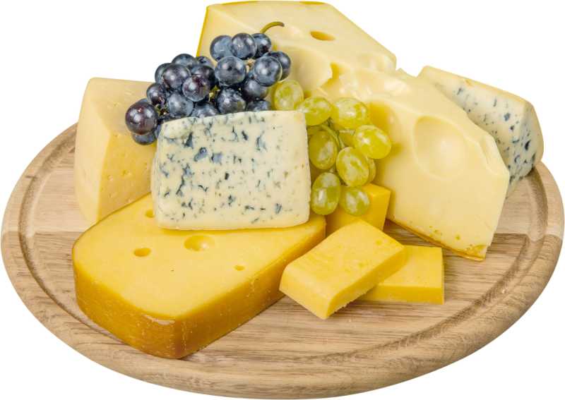 木盘上的奶酪及葡萄