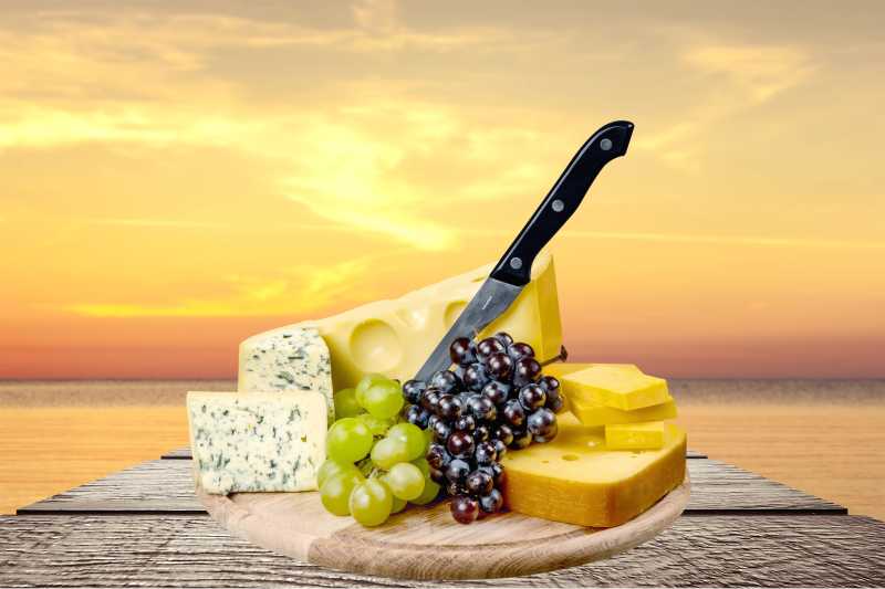 干奶酪葡萄以及食用道具