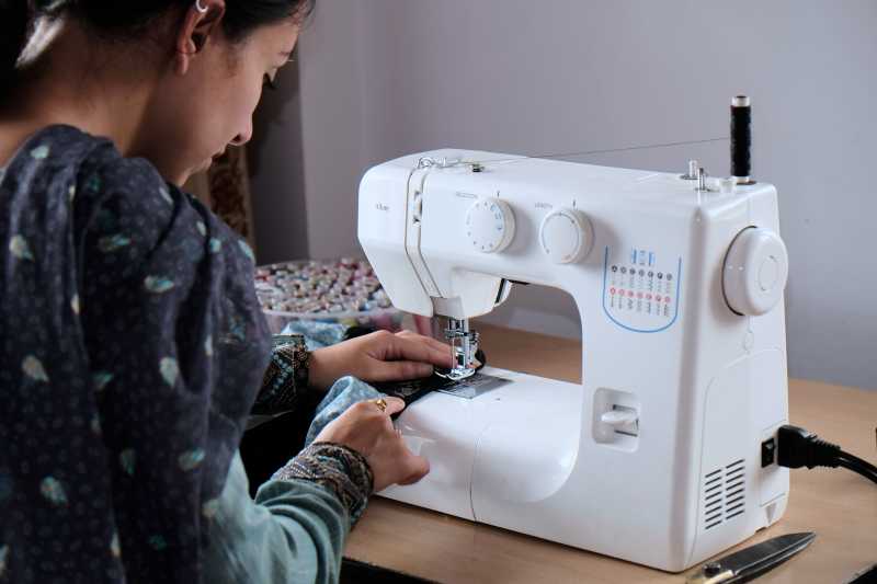 女性用缝纫机缝制衣服
