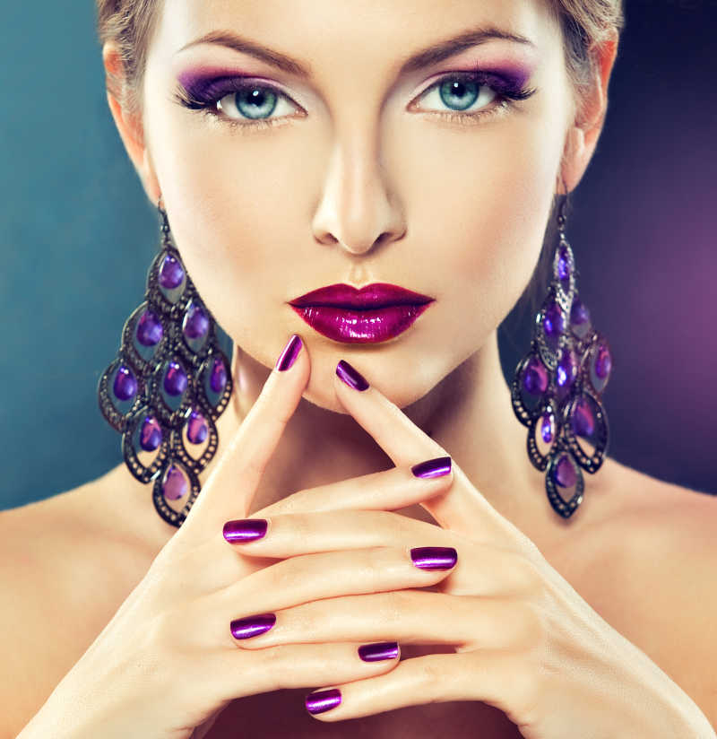 紫色化妆和修指甲的模特