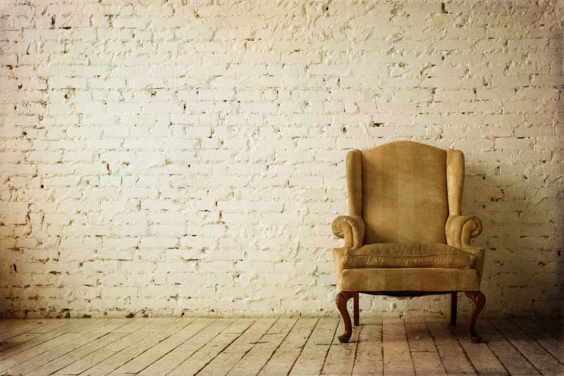 白色砖墙和复古扶手椅