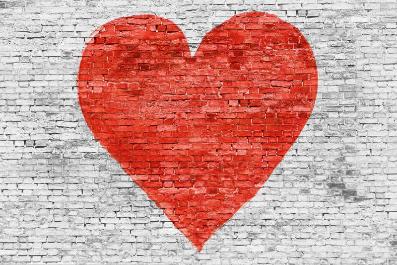 灰色砖墙上的红色爱心砖墙
