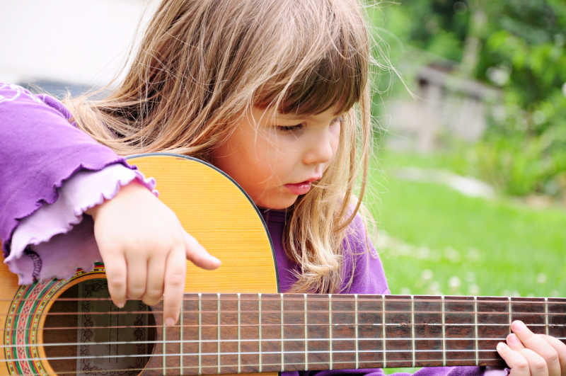弹吉他小女孩的特写