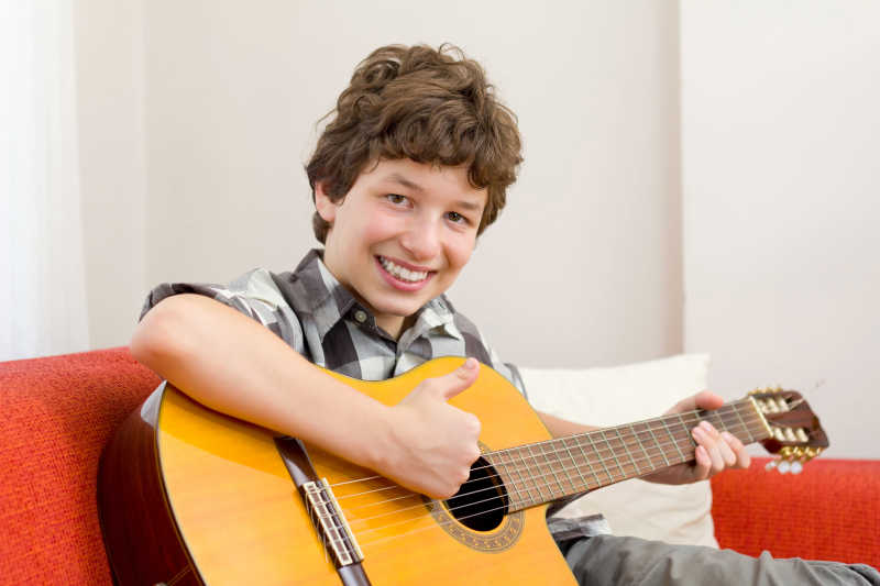 弹吉他的青少年