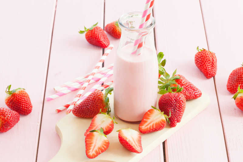 新鲜草莓和牛奶
