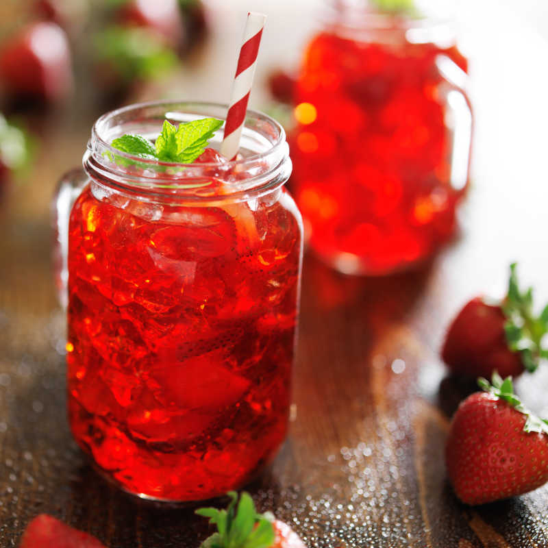 新鲜草莓和草莓果汁