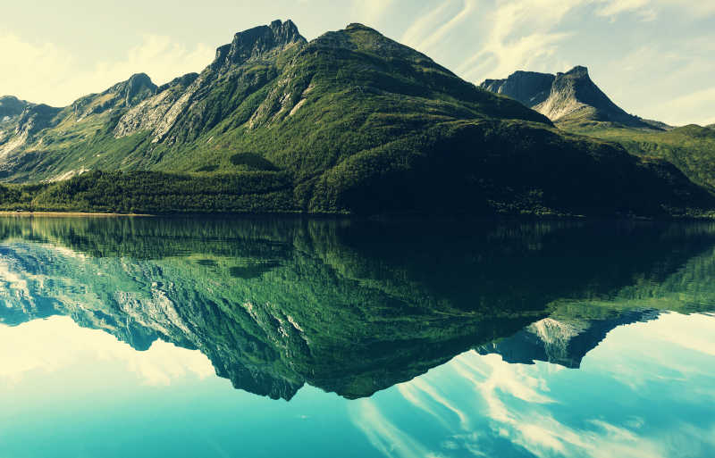 挪威山脉和湖水