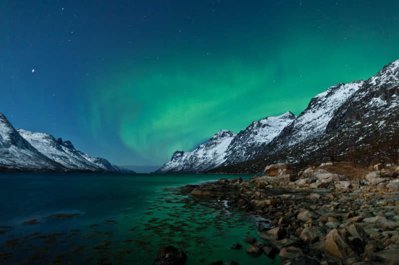 挪威山地极地之光