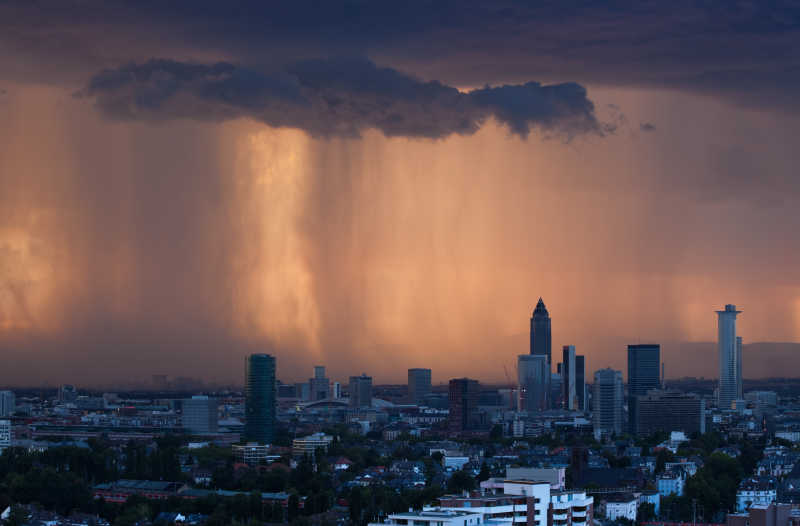 城市建筑上方的乌云暴雨