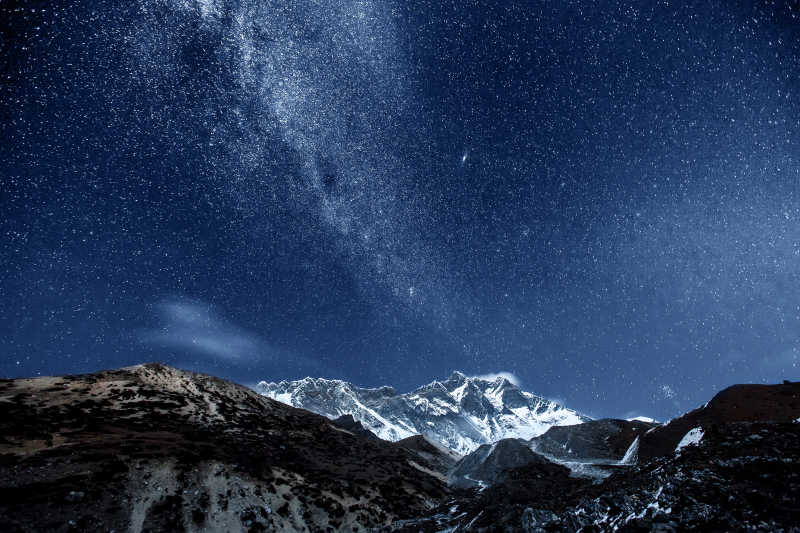 喜马拉雅山脉上的夜空