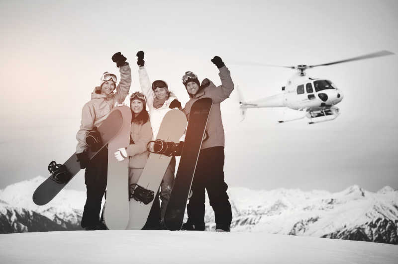 四个滑雪爱好者