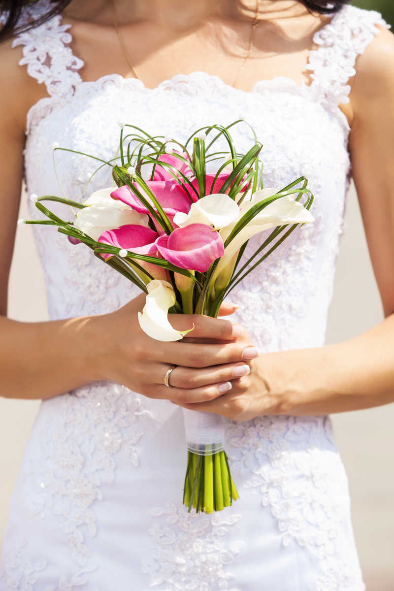 新娘与新娘手中的捧花