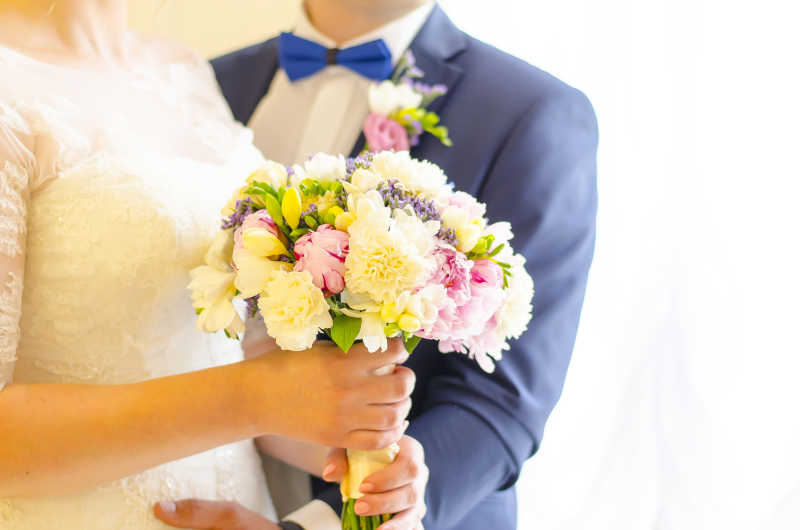 新婚的夫妇与新娘手里的捧花