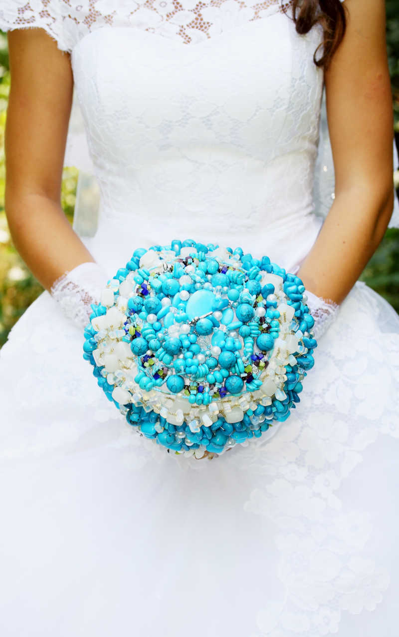 新娘手里的蓝白色捧花