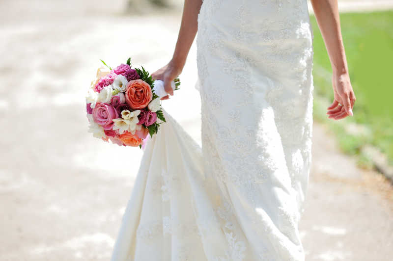 穿着婚纱的新娘和手里的捧花
