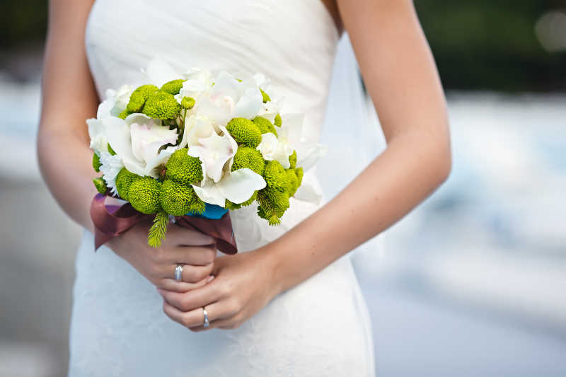 新娘和新娘手中的捧花