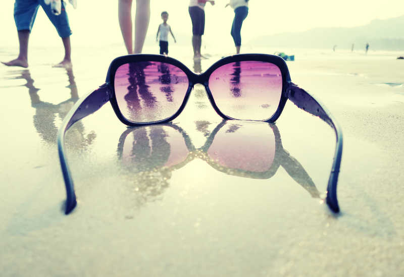 印度海滩上的太阳眼镜和游玩的人们