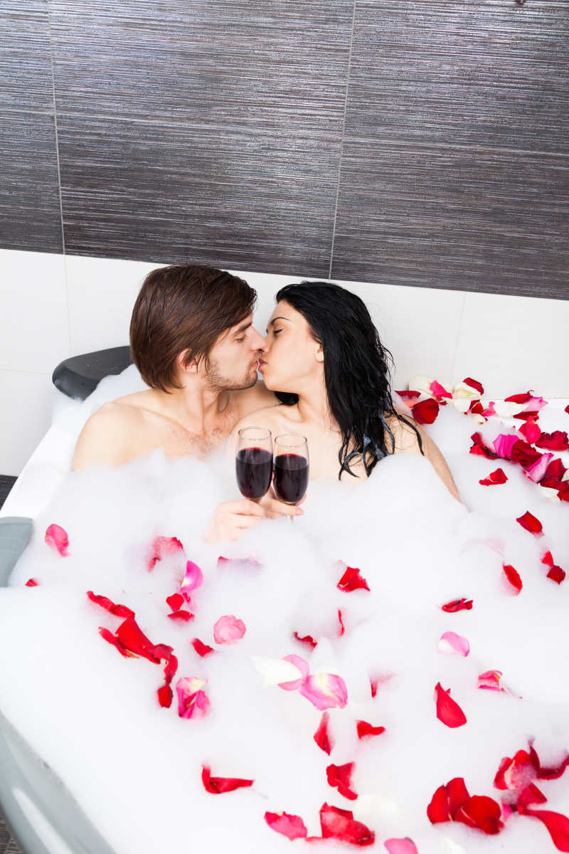 浴缸里甜蜜的喝着红酒泡澡的情侣