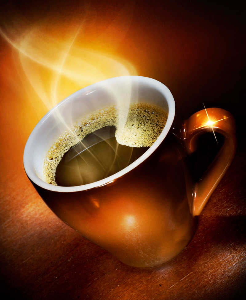 暖色背景下一杯冒着热气的咖啡