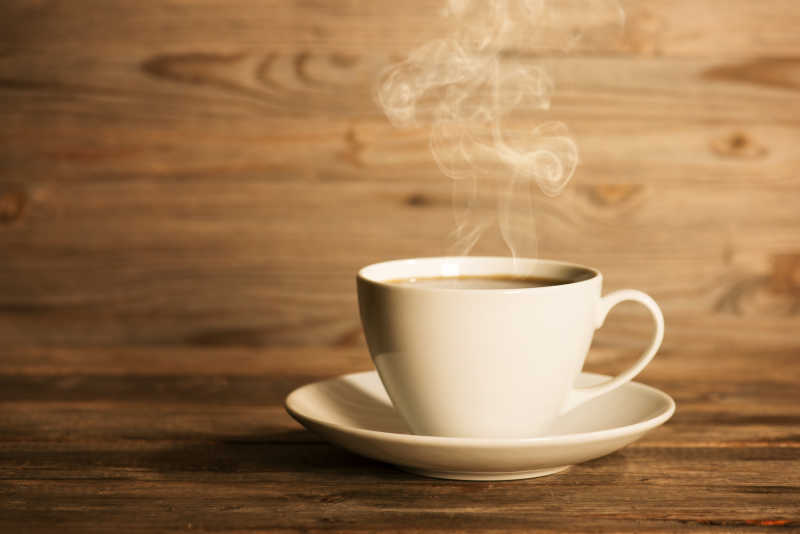 木质桌上的一杯热咖啡
