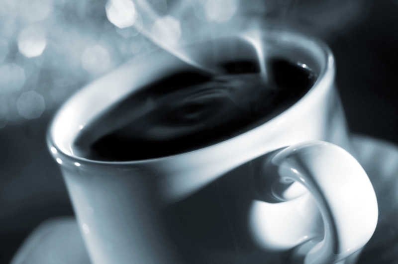 暗色背景下一杯刚沏好的热咖啡