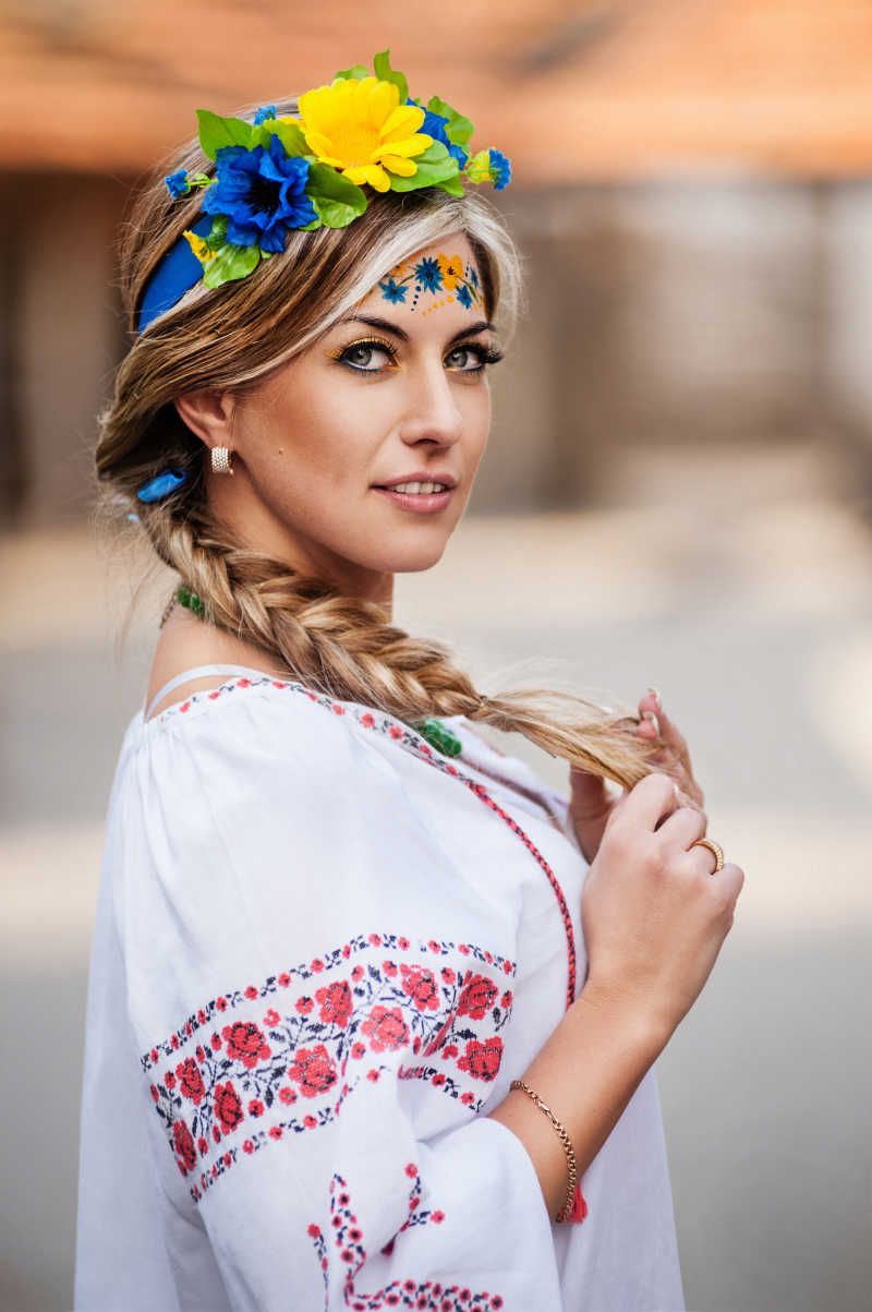 穿着乌克兰传统服饰美女
