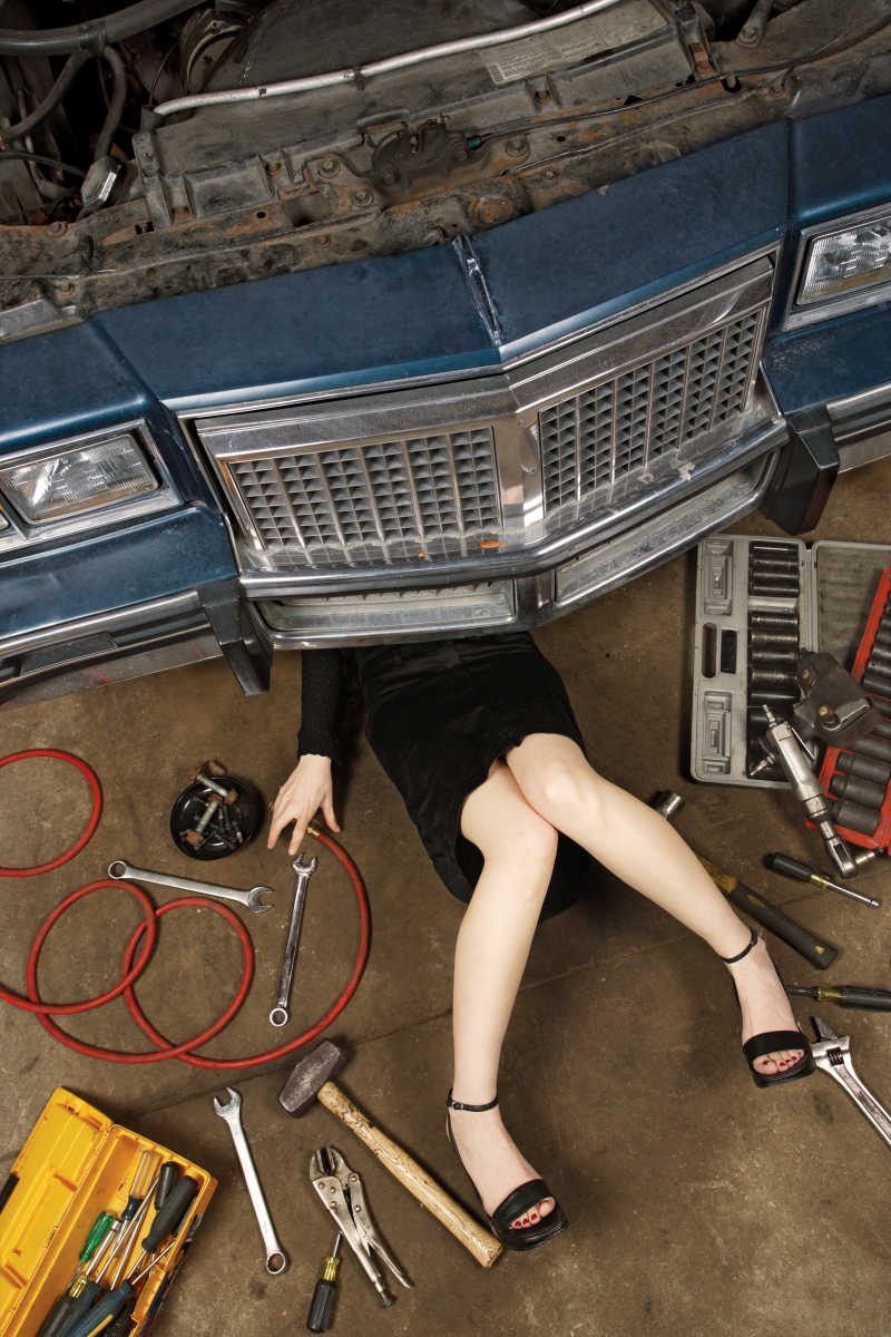 修理汽车的女性修理工