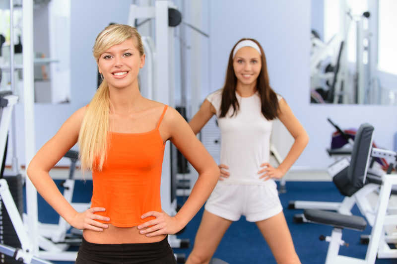 两个美丽的微笑美女在做健身运动