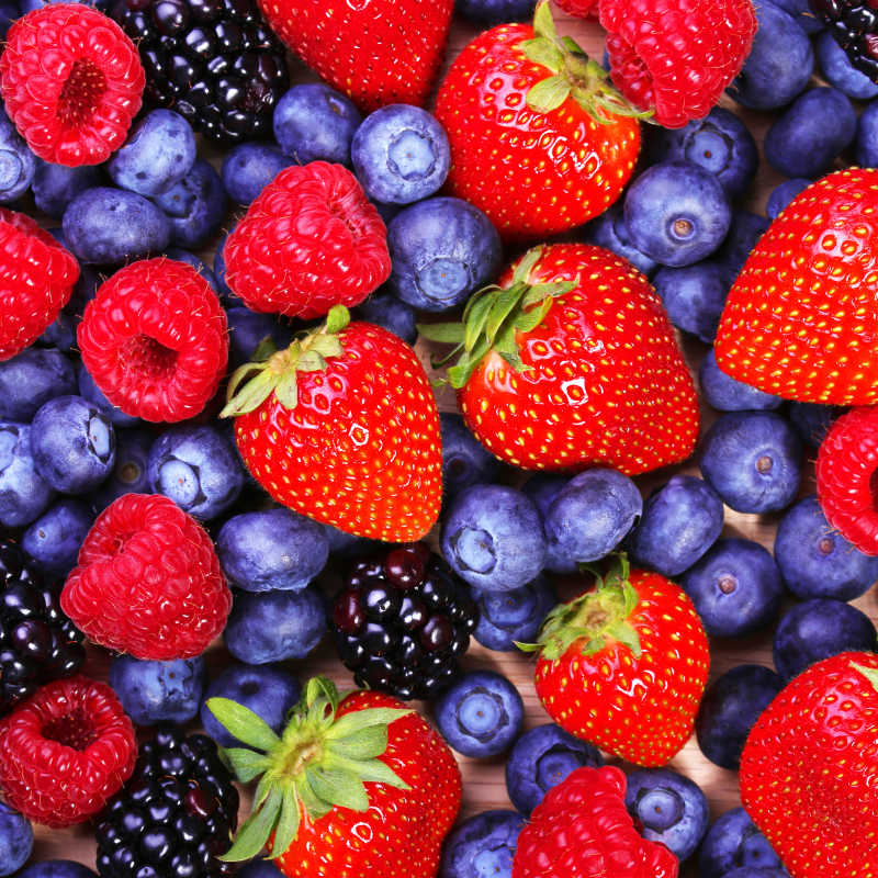 新鲜的草莓蓝莓覆盆子和黑莓等浆果特写