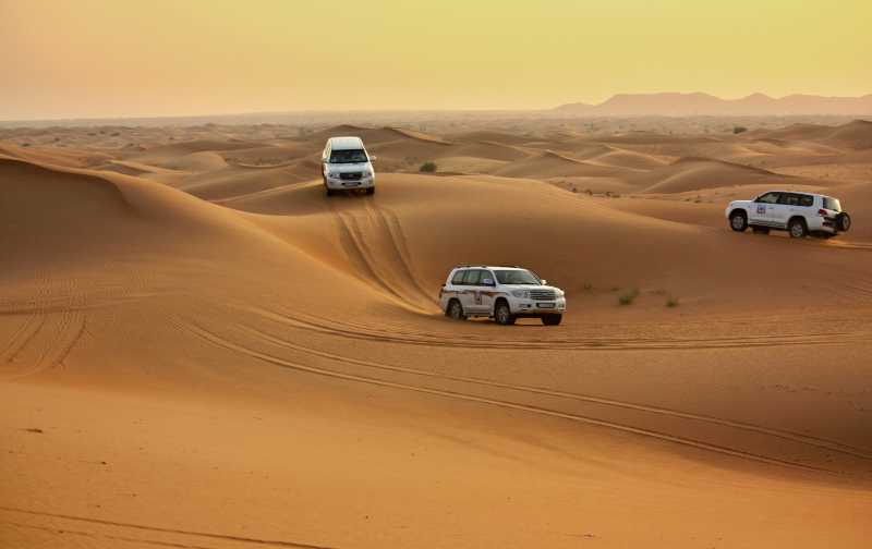 沙漠上行驶的吉普车