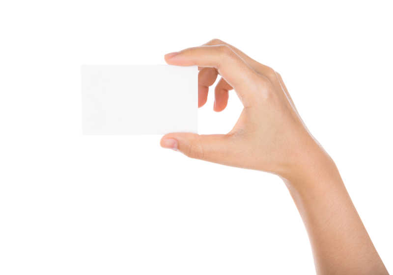 在白色背景下女性手拿空白纸名片