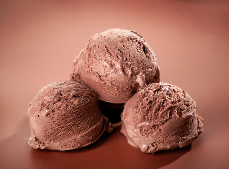 棕色背景下的巧克力冰淇淋